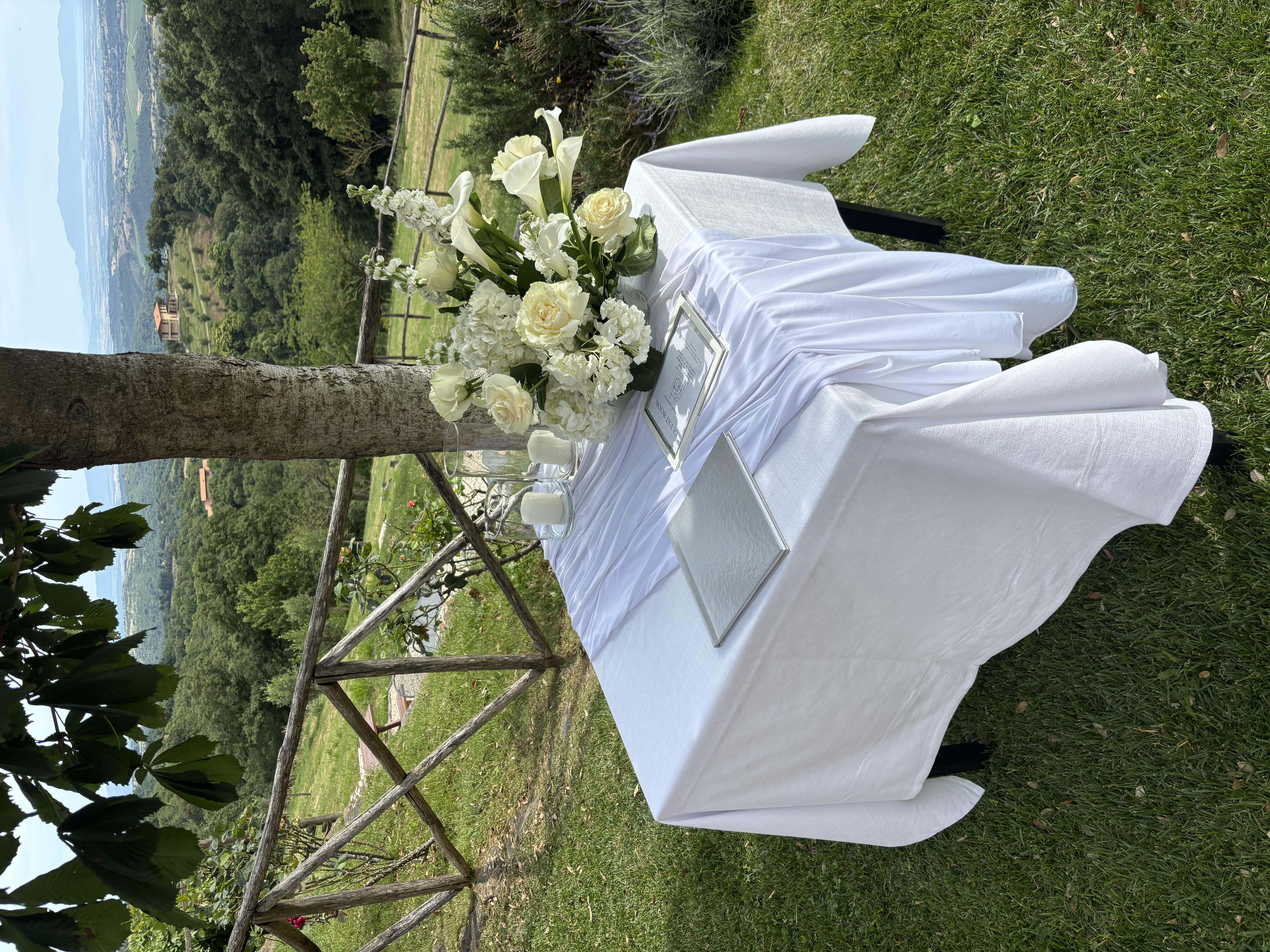 Tavolo degli sposi sotto l'albero, tra i fiori bianchi