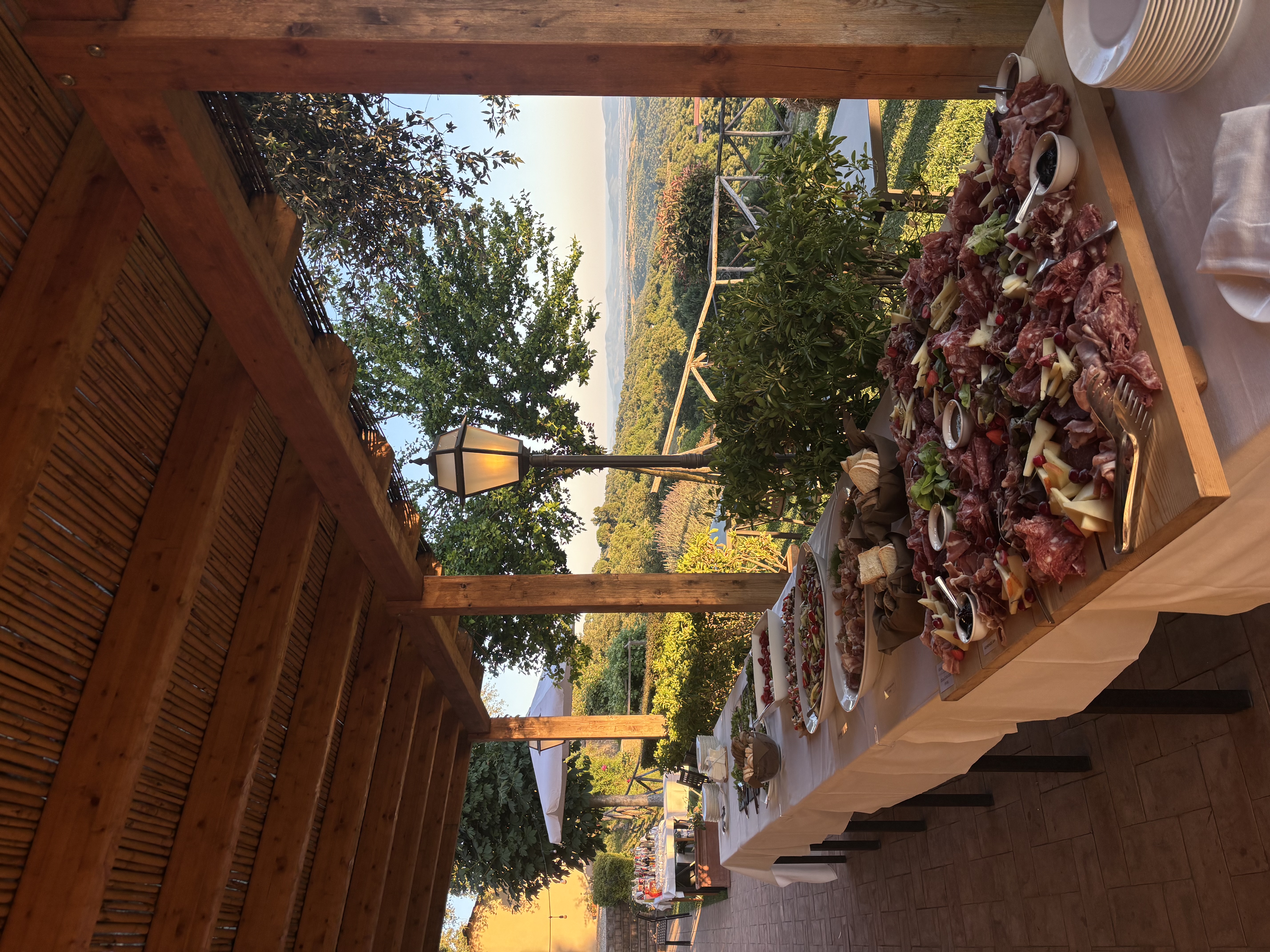 Buffet di salumi e formaggi al tramonto, con vista sulla vallata
