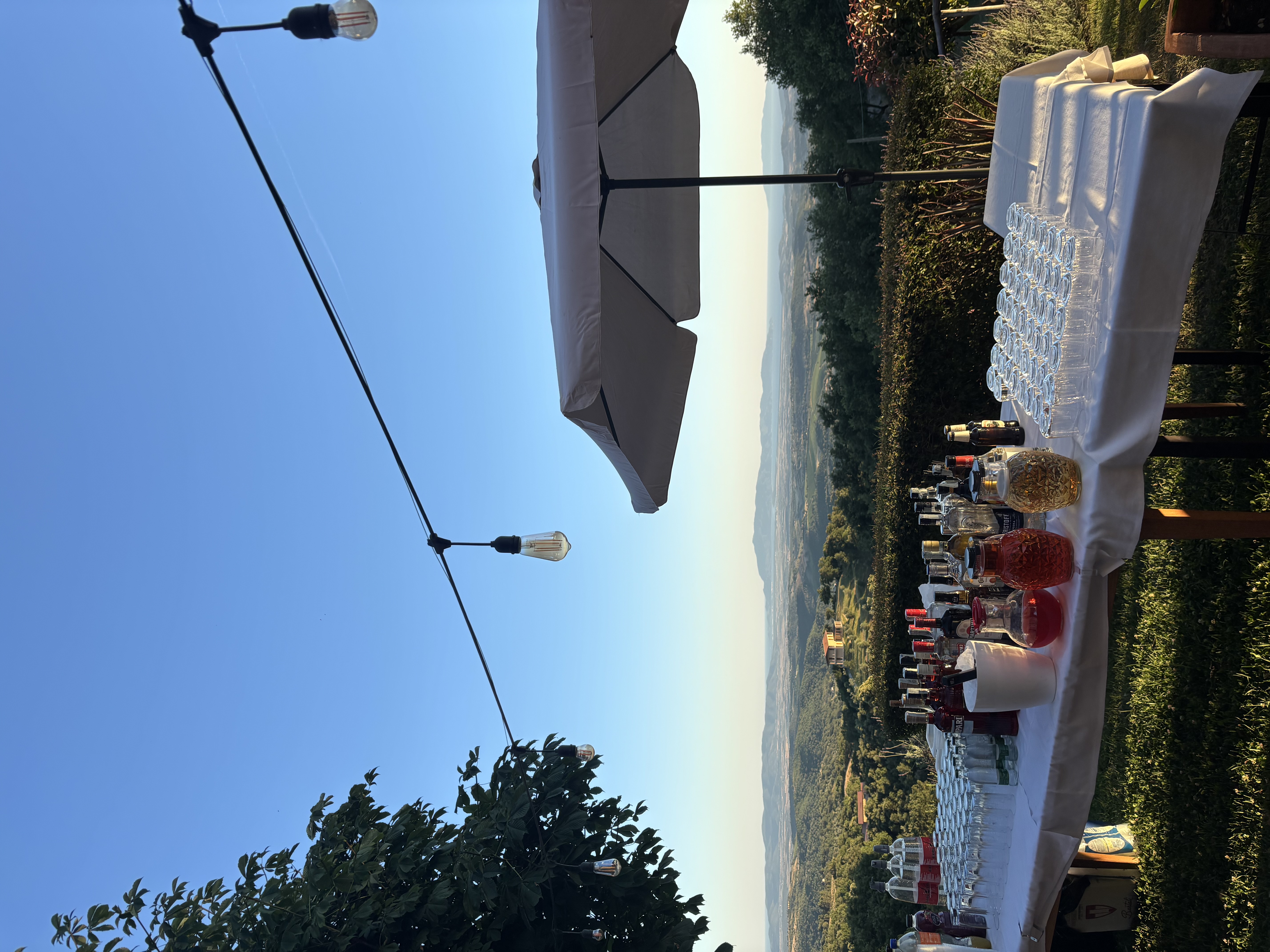 Angolo bar all'aperto con luci e panorama
