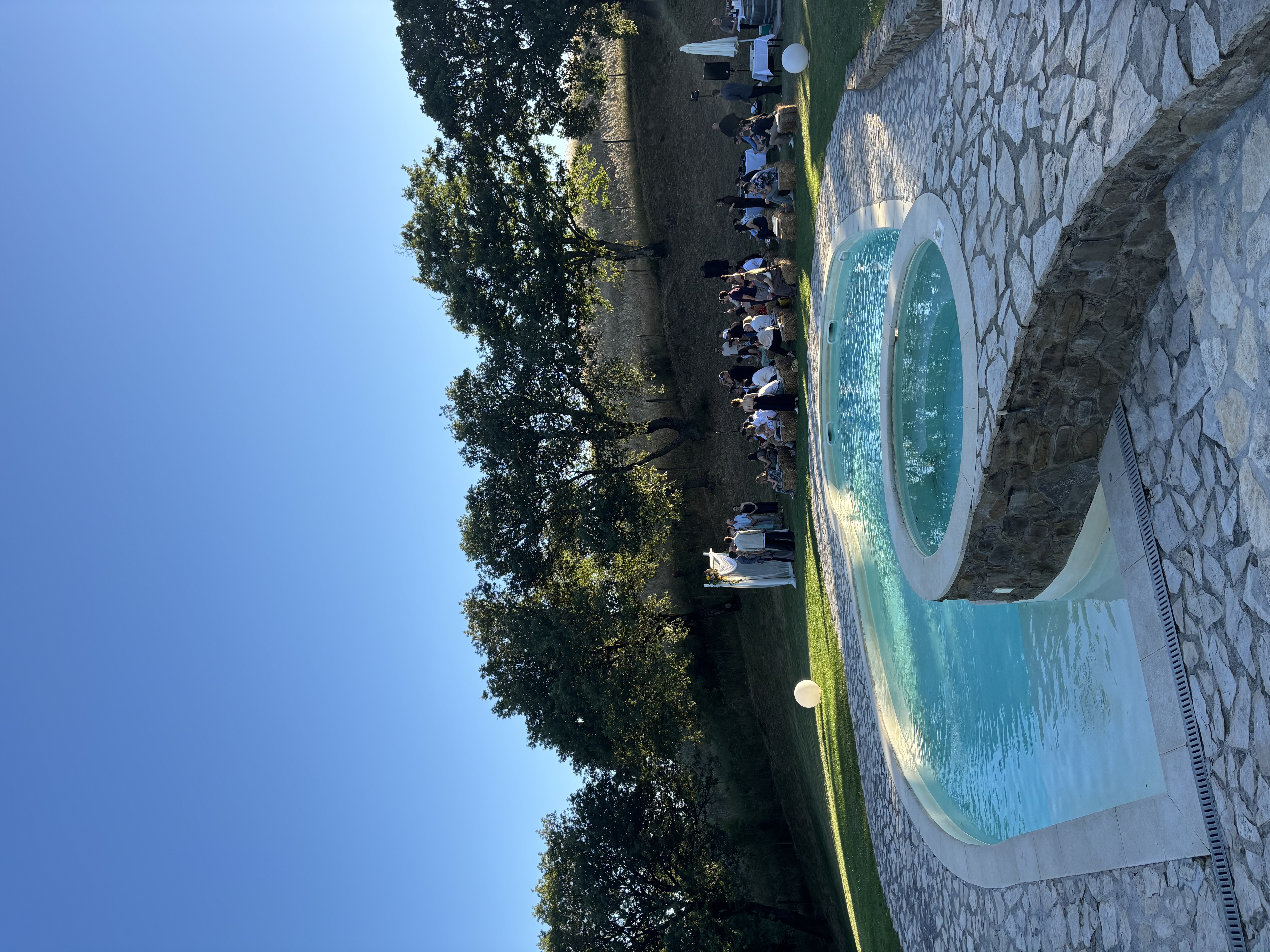 Cerimonia nuziale accanto alla piscina, con gli ospiti