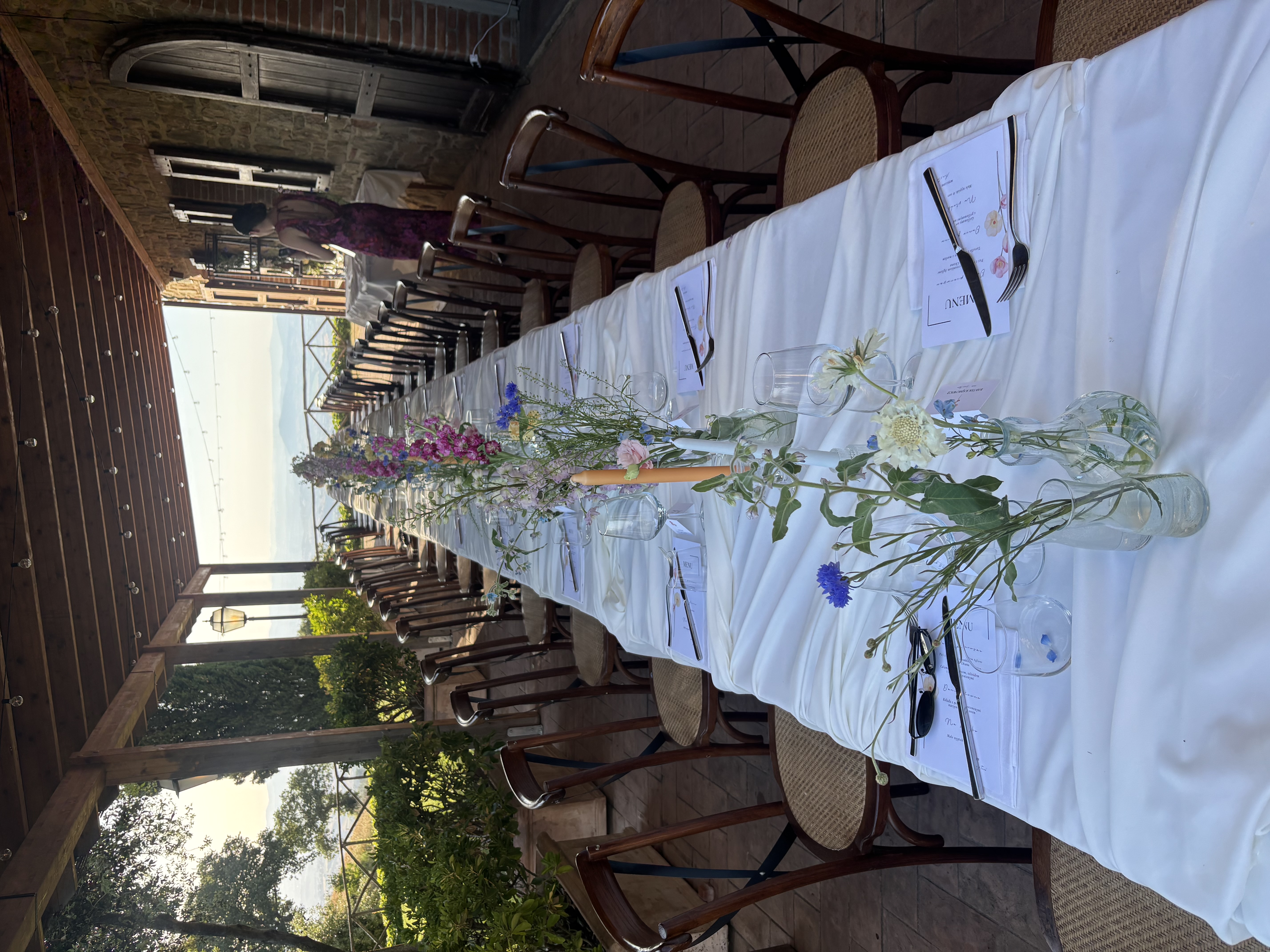 Tavola imperiale con fiori di campo e vista sul panorama